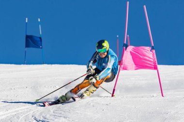 Özel slalom yarışmasında sporcu