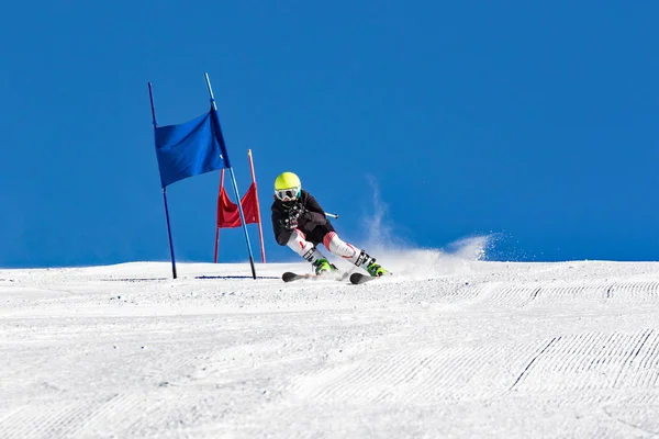 Özel slalom yarışmasında sporcu