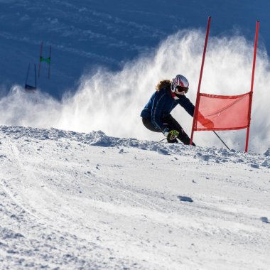 Özel slalom yarışmasında sporcu