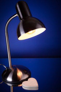 kalp ile masa lambası