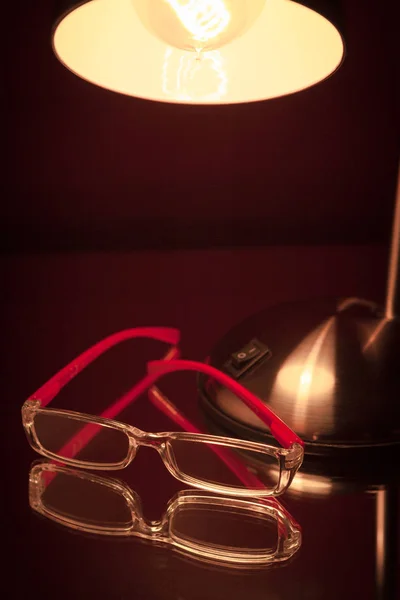 Komposition Mit Brille Und Lampe — Stockfoto