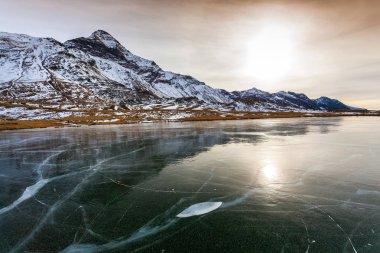 Alt Pizzo Scalino ile göl donmuş Valmalenco (BT)-