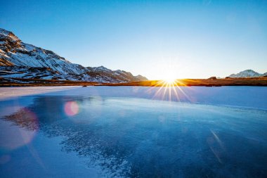 Alt Pizzo Scalino ile göl donmuş Valmalenco (BT)-