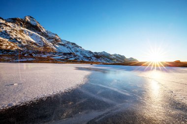 Alt Pizzo Scalino ile göl donmuş Valmalenco (BT)-