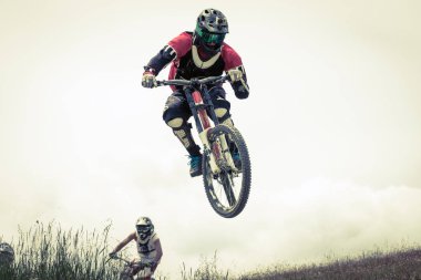 sporcu yokuş aşağı mtb ile nişanlı