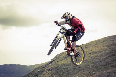 sporcu yokuş aşağı mtb ile nişanlı