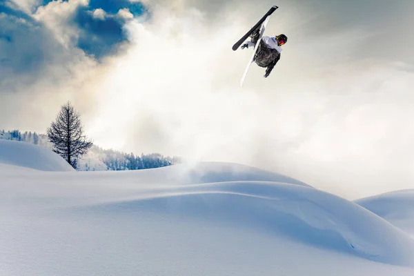 滑雪跳跃在新鲜的雪 — 图库照片