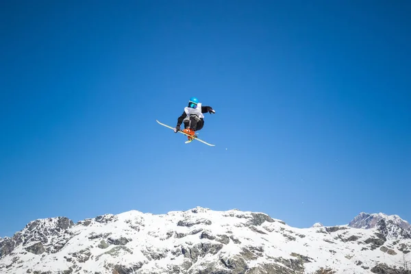 Salto Acrobático Esquis — Fotografia de Stock