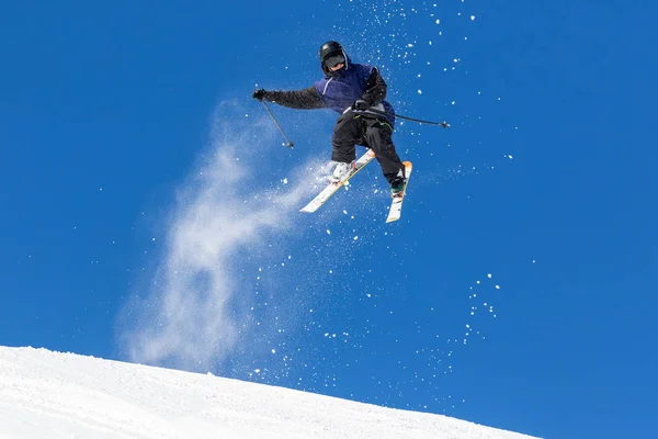 Akrobatischer Sprung Auf Skiern — Stockfoto