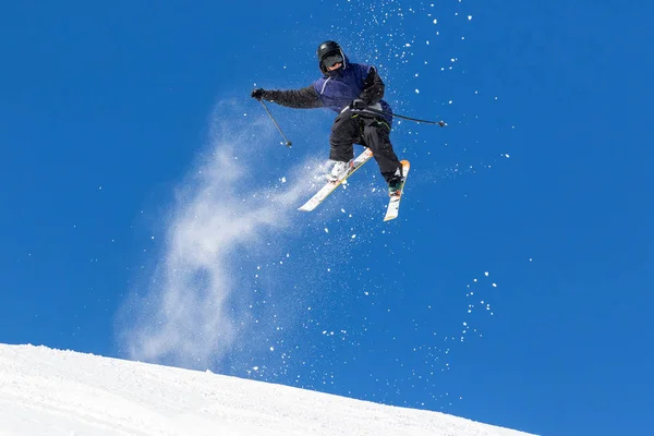 Salto Acrobatico Sugli Sci — Foto Stock