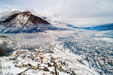 Valtellina (BT) - Sondrio - Frazione Sant'Anna - Mossini ve Ponchiera - kış havadan görünümü