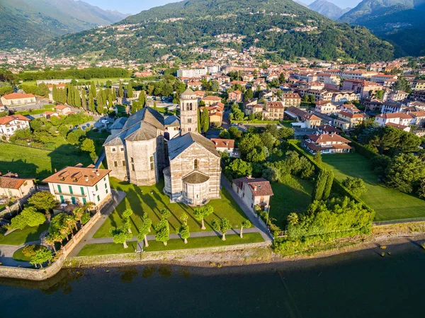 Gravedona - Como Gölü - İtalya - kilise, S. Maria del Tiglio (XII. yüzyıl) - havadan görünümü