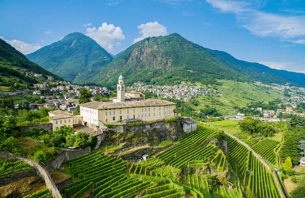 Sondrio - Valtellina (BT) - üzüm bağları ve San Lorenzo manastır genel bakış