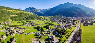 Vadinin ortasından Bormio - Valtellina (BT) - yaz havadan görünümü