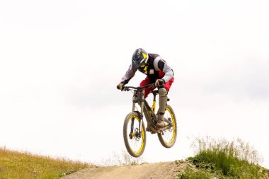 dağlarda bir yolda mtb ile iniş