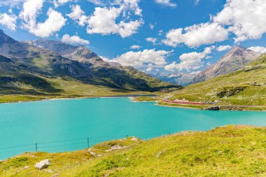 Bernina Pass - İsviçre - kırmızı tren beyaz Gölü kıyısında