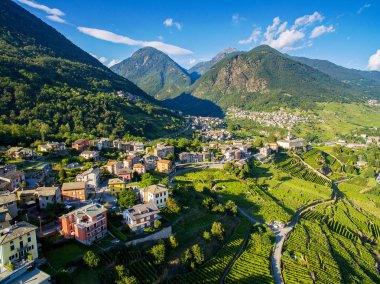 Frazione Sant'Anna ve San Lorenzo manastır üzüm bağları, Sondrio - Valtellina (BT) - hava genel bakış