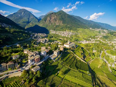 Frazione Sant'Anna ve San Lorenzo manastır üzüm bağları, Sondrio - Valtellina (BT) - hava genel bakış