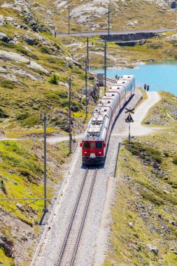 Bernina kırmızı tren (Ch) - transit beyaz Gölü kıyısında