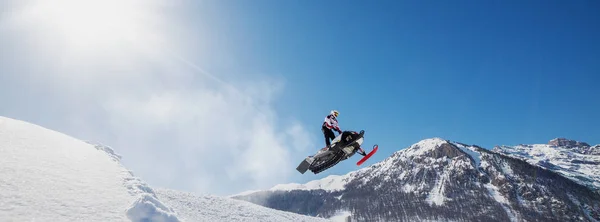 Salto Com Snowmobile Neve Fresca — Fotografia de Stock