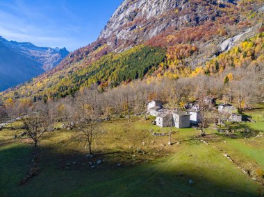 Val di Mello - Valmasino (BT) - C di Rogni yöreden - sonbahar havadan görünümü