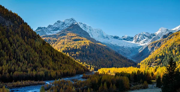 Valmalenco (BT) - panoramik gök olayları görüntülemek Pian del Lupo Chiareggio - altta Val Sissone ve Gruppo del Disgrazia