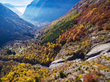 Val di Mello - Valmasino (BT) - şelale C di Rogni - sonbahar havadan görünümü