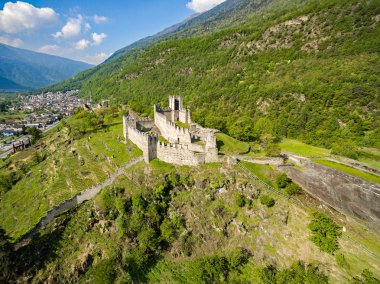 Grosio - Valtellina (It) - Yeni Kale ve San Faustino - Rupestrian kesiparkı - havadan görünüm