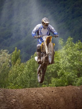 toprak bir yolda motokros yarışı