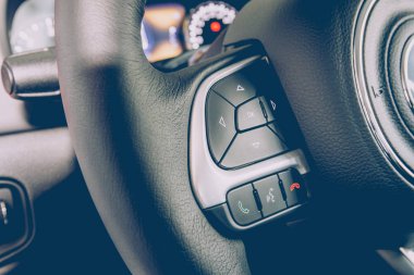 araba iç detayları -kontrolleri ile direksiyon simidi