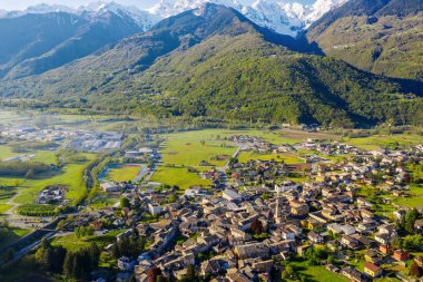 Ponte Valtellina (It) - şehir ve vadinin havadan görünümü