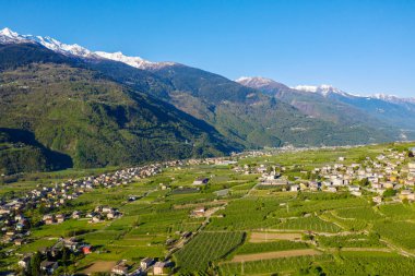 Ponte Valtellina (It) - şehir ve vadinin havadan görünümü