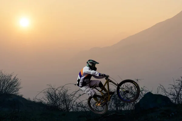 gün batımında bisikletçi - mtb ile süzülen