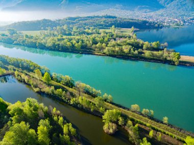 Como Gölü'ndeki Adda nehri ağzından havadan görünüm - Colico - Trivio di Fuentes - İtalya