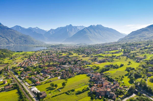 Como Gölü (It) - Piona bölgesinde üst Lario havadan görünümü - Colico