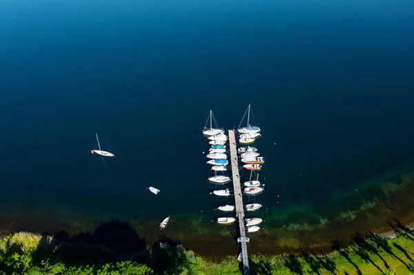 Moored Yelkenli Zevk Tekneleri Havadan Görünümü — Stok fotoğraf