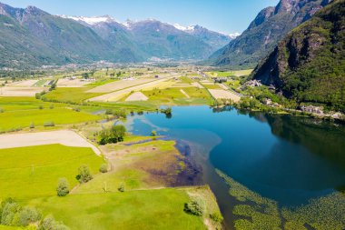 Novate Mezzola'dan Laghetto Pozzo di Riva ile Valchiavenna'nın panoramik havadan görünümü