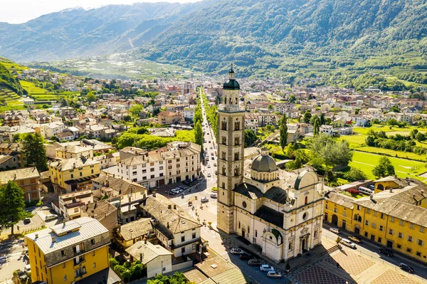 Tirano - Valtellina (It) - Şehrin havadan görünümü ve Kutsanmış Bakire Sanctuary