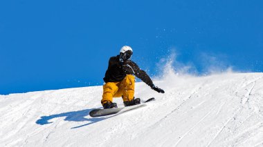 Snowboarder taze kar ile yolda eylem