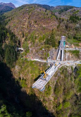Valgerola - Valtellina (It) - Yapım aşamasındaki kablolu köprünün panoramik havadan görünümü - 2017
