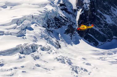  alpler üzerinde uçan helikopter