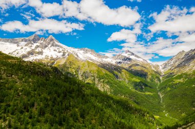 Valmalenco (It) - Rifugio Porro Gerli ve Muretto pass ile Ventina vadisinin havadan görünümü
