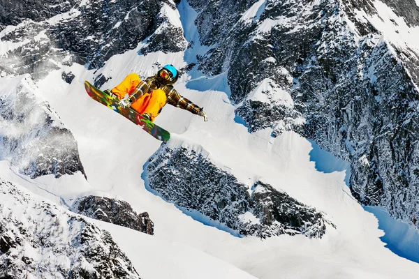 Snowboarder Alta Montagna — Foto Stock