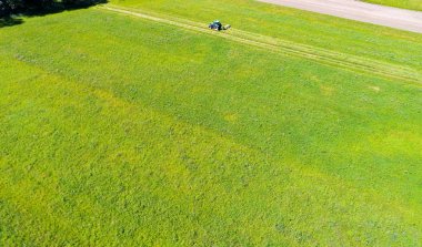 Ot kurutma makineleri ile Traktör - Havadan görünüm