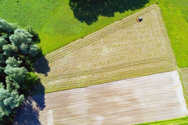 Ot kurutma makineleri ile Traktör - Havadan görünüm