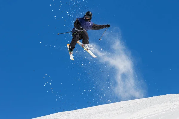 Salto Acrobático Esqui Neve Fresca — Fotografia de Stock