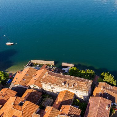 Corenno Plinio - Como Gölü (It) - Köyün havadan görünümü