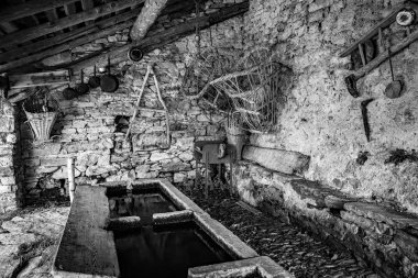 Savogno - Val Bregaglia (It) - Eski yıkama evi araçları ve geçmişin mutfak eşyaları ile