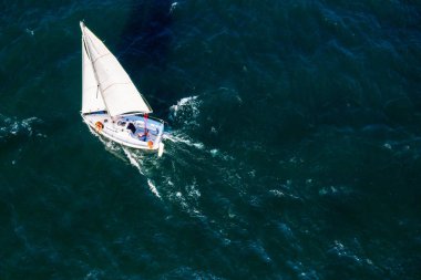 Denizde yelkenli tekne - havadan görünümü