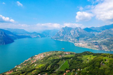 Lago D'Iseo (It) - Monte Isola - Chiesa della Ceriola havadan görünümü